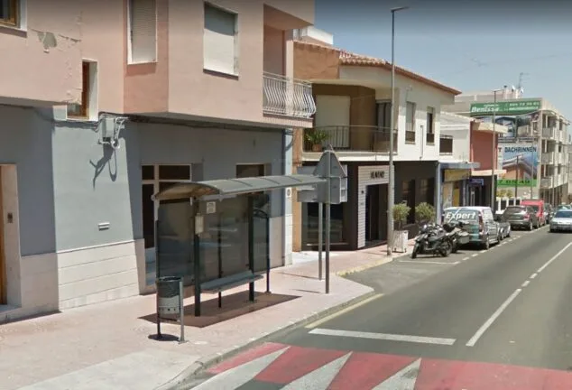 Imagen: Parada de autobús en el Poble Nou de Benitatxell