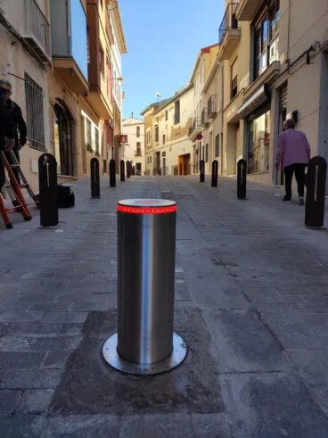 Pilón impidiendo el paso de vehículos al casco antiguo pegolí