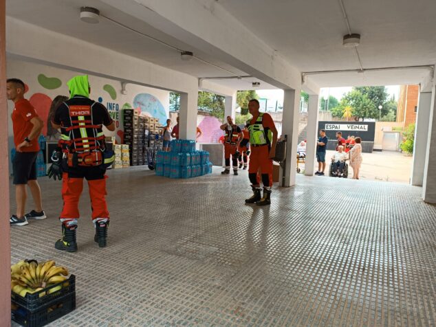 Imagen: Preparan alimentos y camas para los desalojados