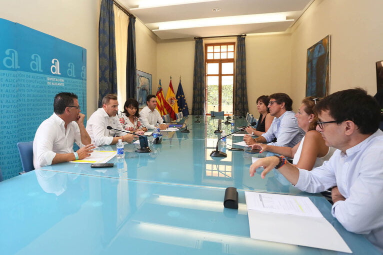 Reunión de la Diputación de Alicante para aclarar las medidas por el incendio de La Vall d'Ebo