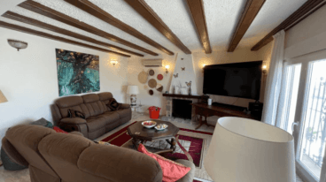 Salón con chimenea de la casa en venta