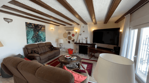 salon con chimenea de la casa en venta