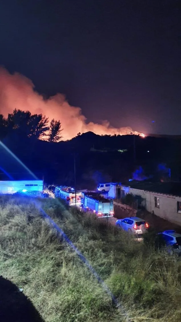 Luchan a toda prisa por sofocar las llamas de un incendio producido en la Vall d'Ebo 8 Imagen: Sofocan el incendio de la Vall d'Ebo
