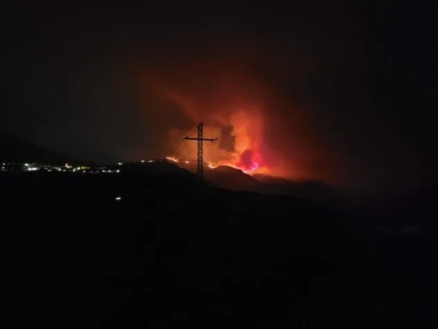 Luchan a toda prisa por sofocar las llamas de un incendio producido en la Vall d'Ebo 7 un gran fuego afecta a zona forestal de la vall debo