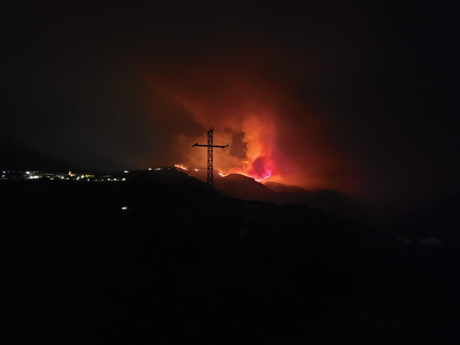 Un gran fuego afecta a zona forestal de la Vall d’Ebo
