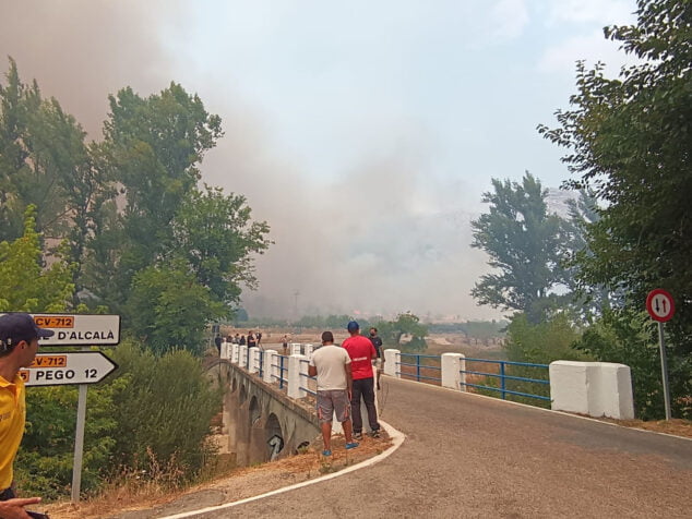 Imagen: Vecinos a la entrada de Vall d'Ebo observando el incendio