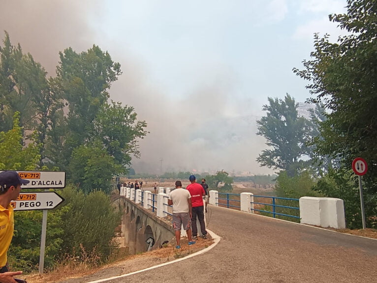 Vecinos en la entrada de Vall d'Ebo observando el incendio