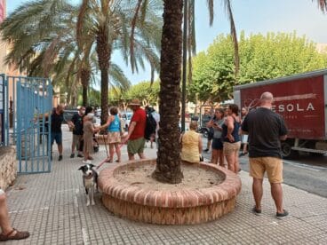 Vecinos de Pego se entregan para ayudar a los desalojados