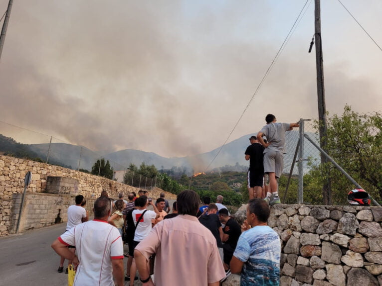 Inwoners van Pego kijken naar de verspreiding van het vuur in de omgeving van Verdales