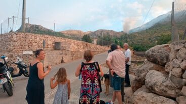 Vecinos pegolinos observando el humo visible a las faldas de Boix