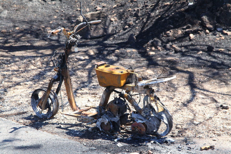 Vehículo consumido por las llamas del incendio en les Valls