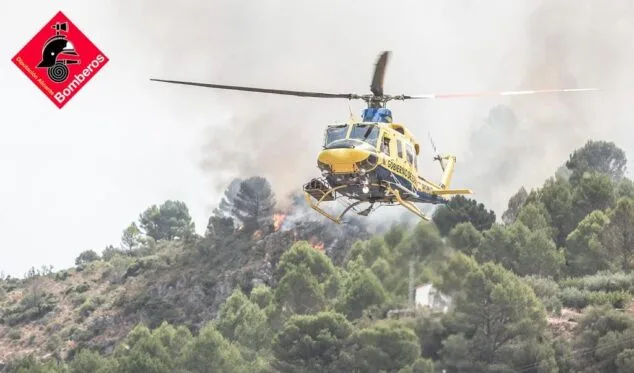 Imagen: El helicóptero trabajando en las labores de extinción