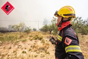 Labores de extinción en el incendio de la Vall d’Ebo