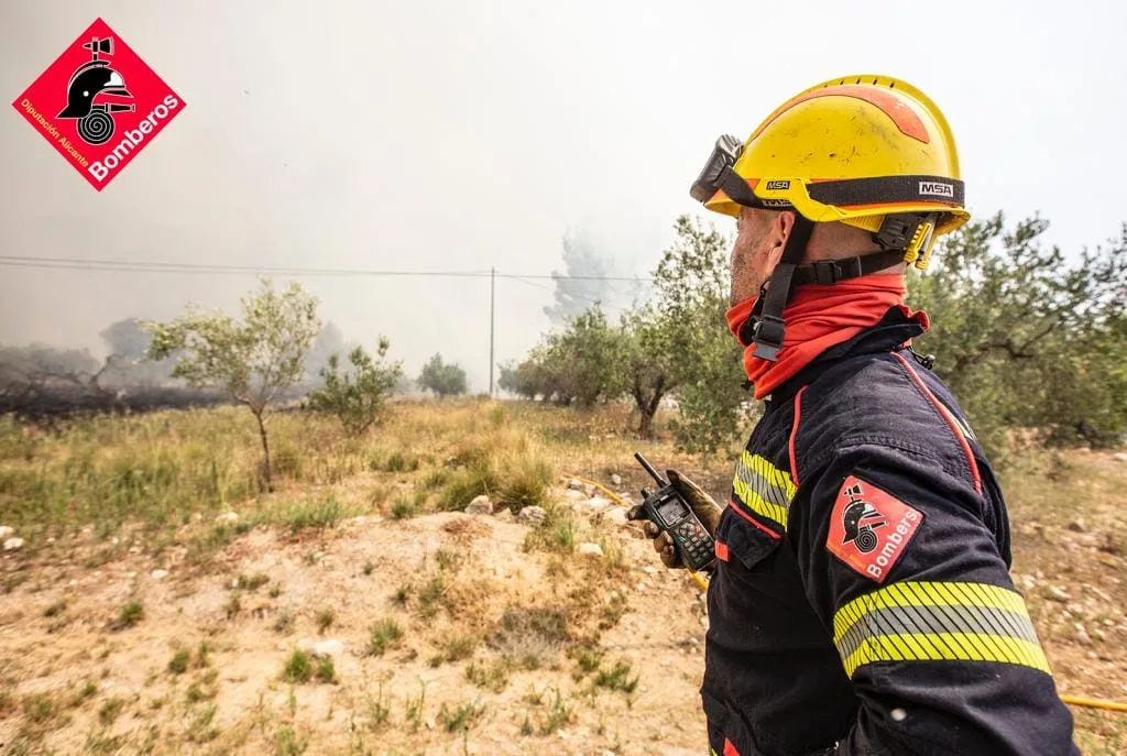Labores de extinción en el incendio de la Vall d'Ebo