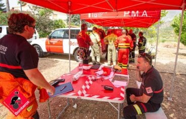 Labores de extinción en el incendio de la Vall d’Ebo