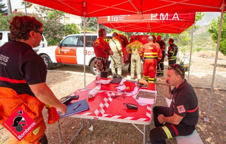 Labores de extinción en el incendio de la Vall d'Ebo