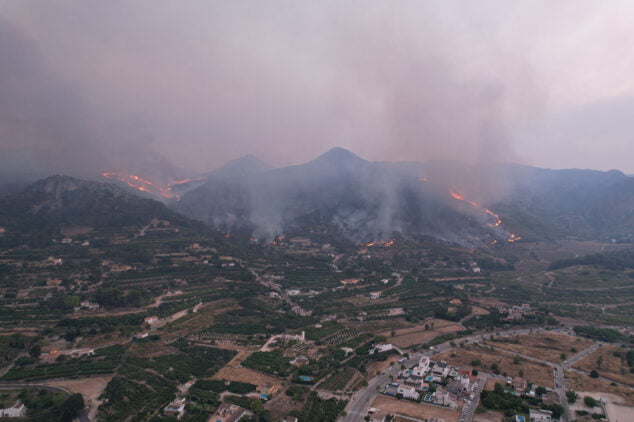 Imagen: Zona ardiendo en Pego antes de caer la noche del martes 16 de agosto