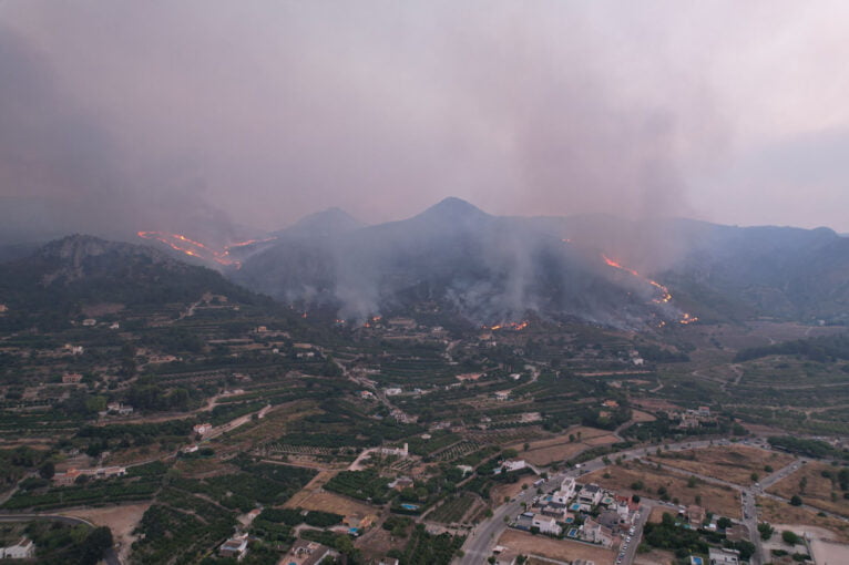 Zona ardiendo en Pego antes de caer la noche del martes 16 de agosto