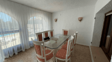 Zona de comedor en la terraza cubierta