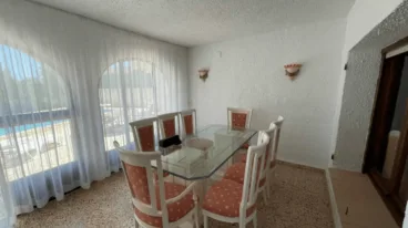 Zona de comedor en la terraza cubierta