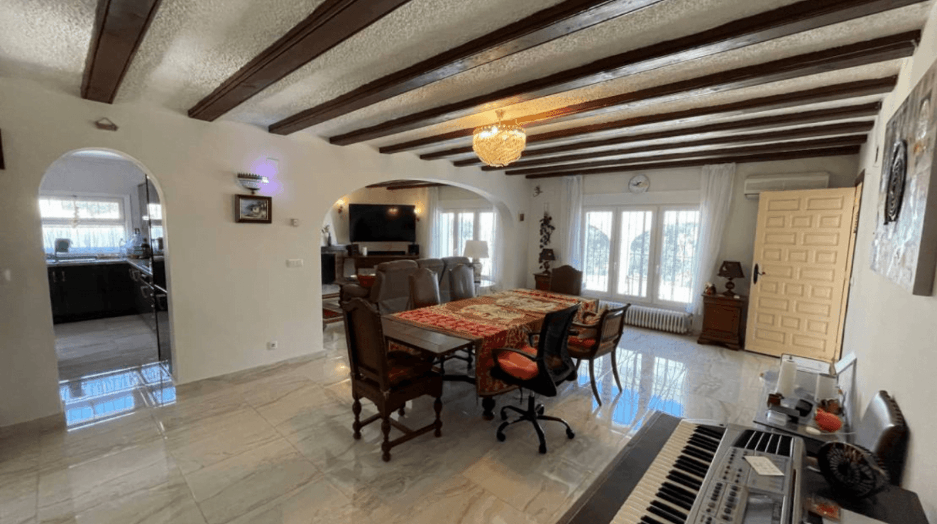 Zona de comedor junto al salón y la cocina