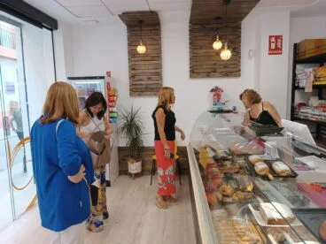 Bernabé compra en el comercio de Pego