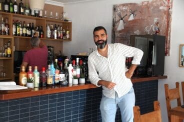 Adrián Ruiz frente a la variedad de bebidas y vermuts de la zona