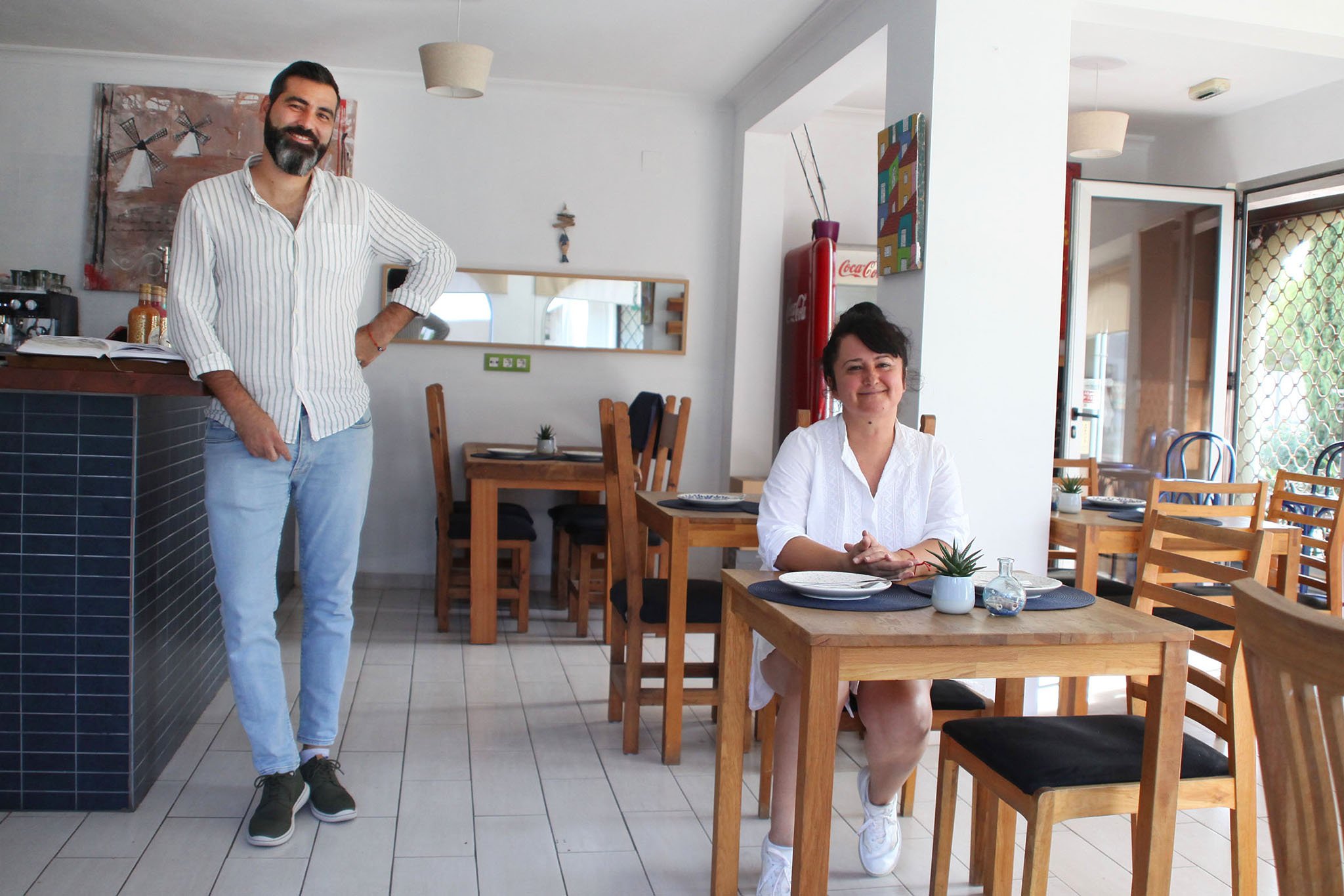 Adrián Ruiz y Billy en su restaurante en Moraira