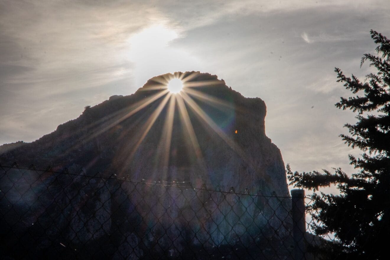 Alineación solar produciéndose en la penya Foradà de la Vall de Gallinera