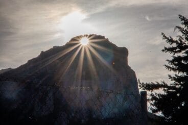 Alineación solar produciéndose en la penya Foradà de la Vall de Gallinera