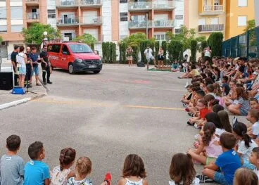 Alumnos y alumnas del CEIP Rosalia Bondia durante el homenaje a los Bomberos