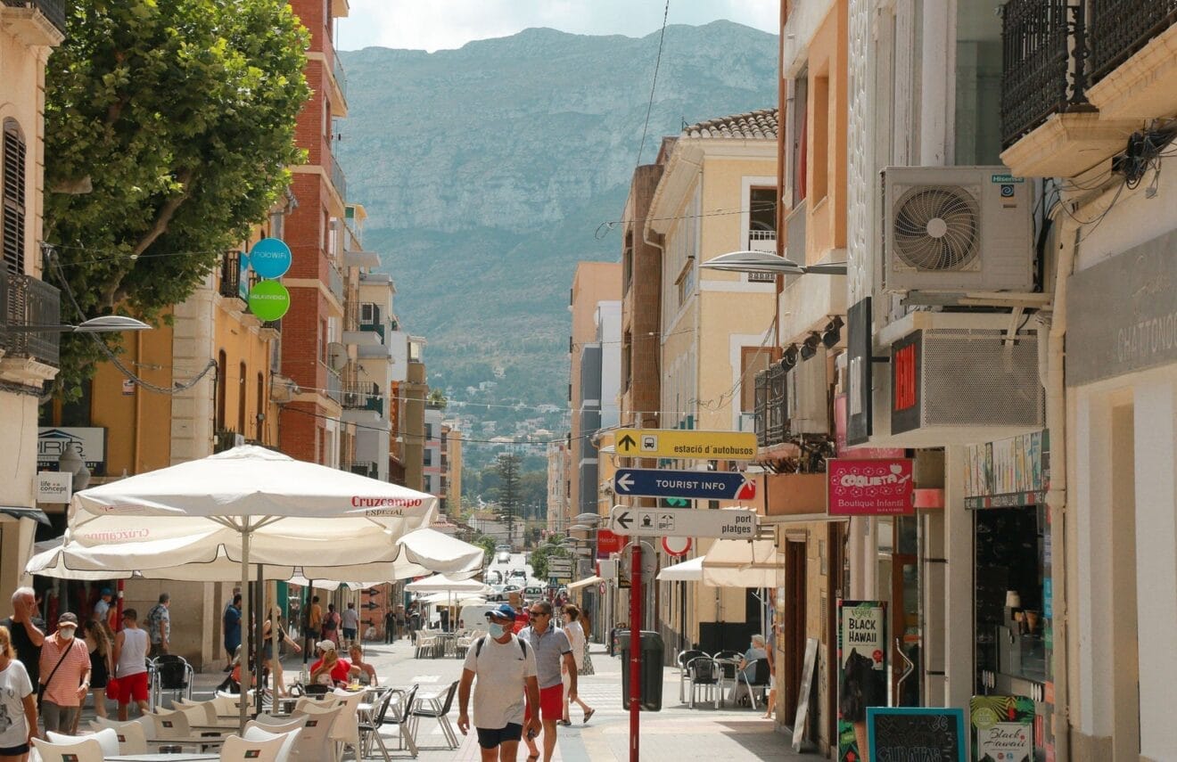 Ambiente de verano en las calles de Dénia