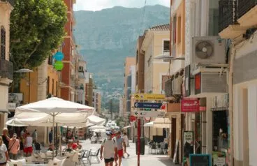 ambiente de verano en las calles de denia