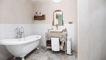 Baño de la vivienda con bañera estilo vintage