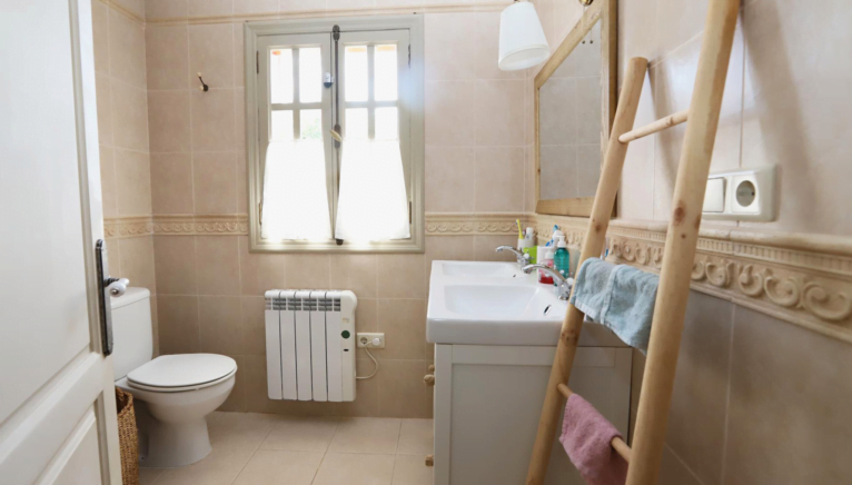 Baño de la vivienda con dos lavabos