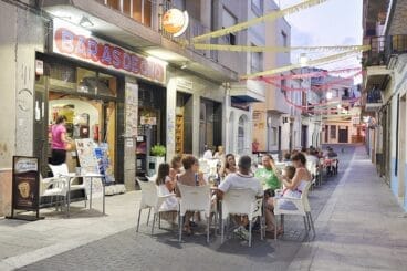 Bar en una calle peatonal de Calp