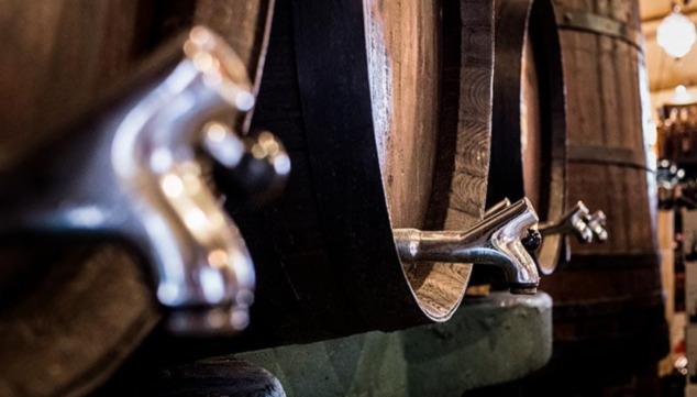 Bodega Aguilar (Ondara) 7 bidones tradicionales de madera para la crianza de vinos de calidad