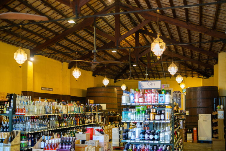 Bodega Aguilar heeft meer dan 3.100 referenties van wijnen en gedistilleerde dranken