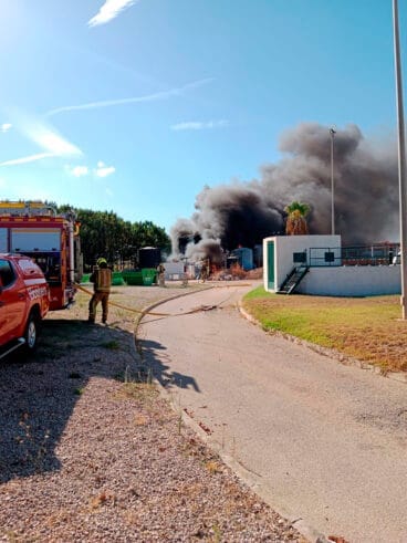 Bomberos sofocando las llamas en Ondara