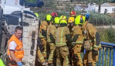Bomberos trabajando en la excarcelación del accidentado en Gata