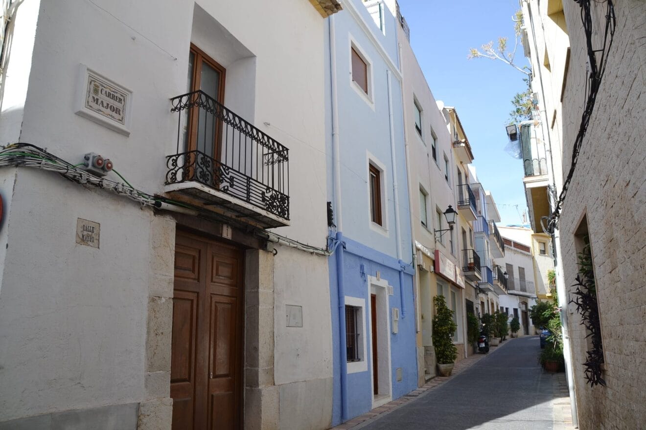 Calle Mayor de Calp en el casco antiguo