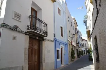 calle mayor de calp en el casco antiguo
