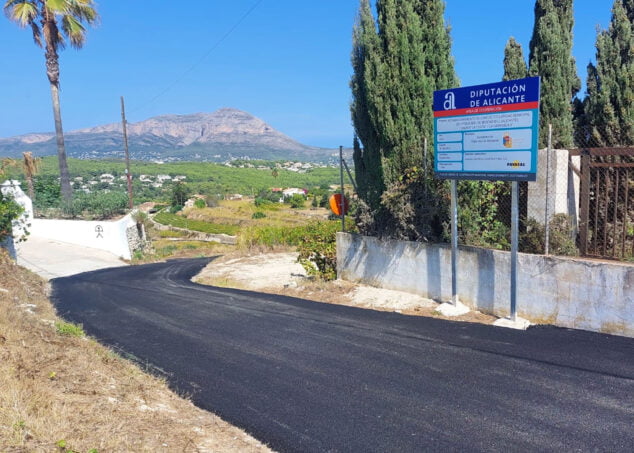 Imagen: Camino recién asfaltado en Benitatxell