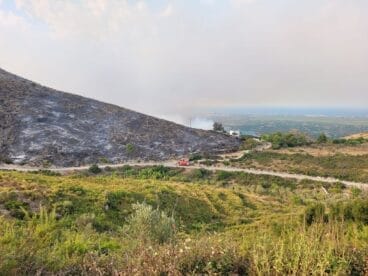 Camión de bomberos durante el incendio en la carretera de Pego a Vall d’Ebo en agosto