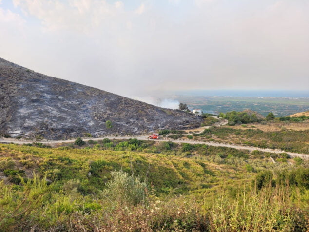 Imagen: Camión de bomberos durante el incendio en la carretera de Pego a Vall d'Ebo en agosto