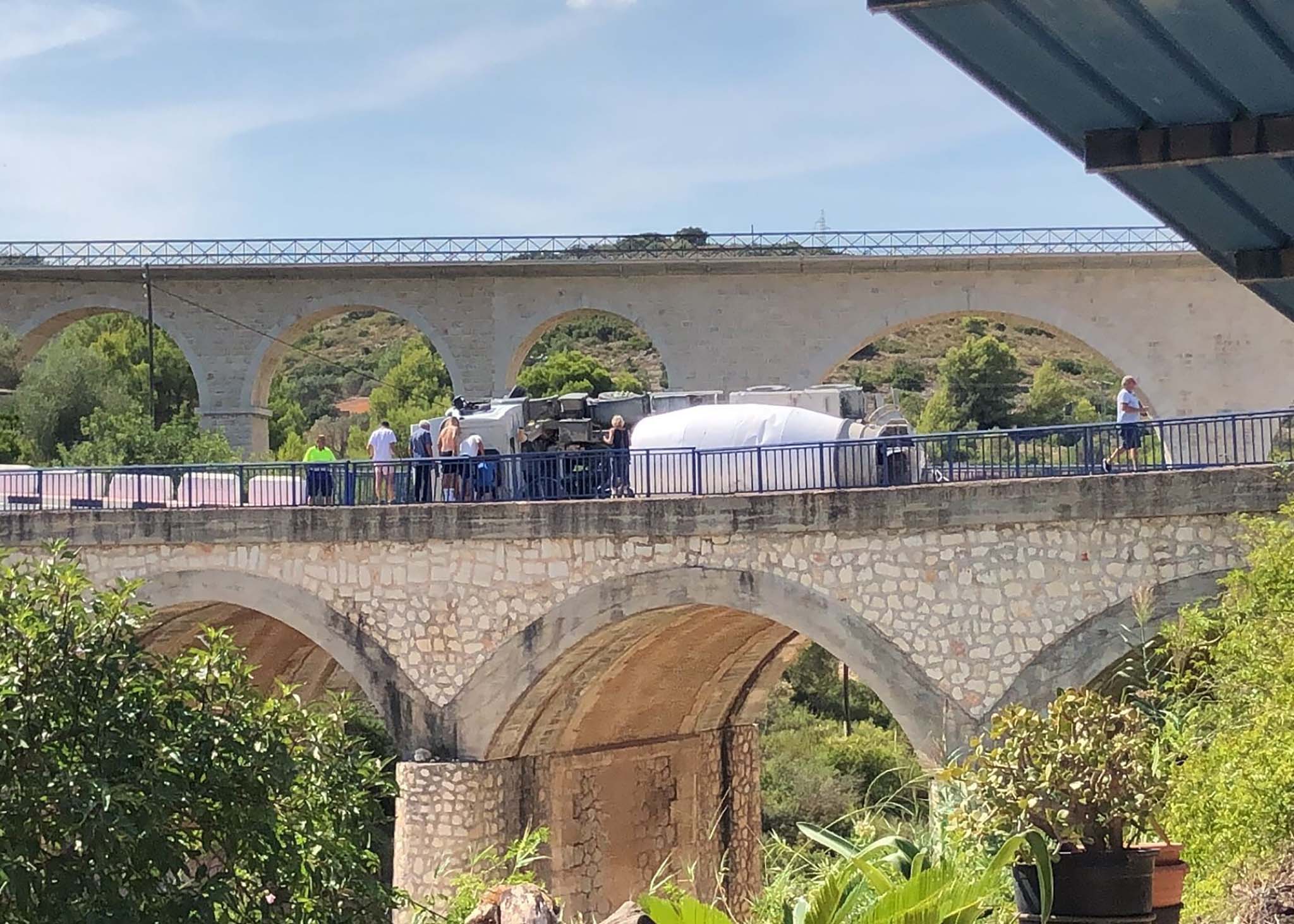Camión hormigonera volcado en el puente de Gata de Gorgos