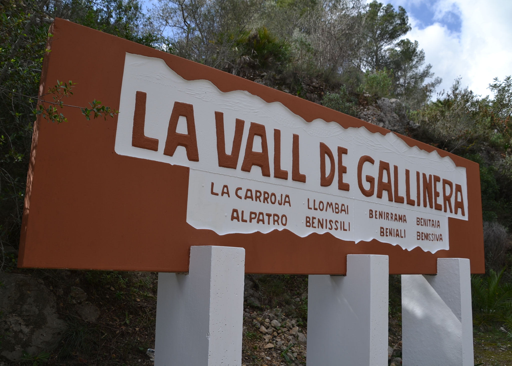 Cartel a la entrada de La Vall de Gallinera