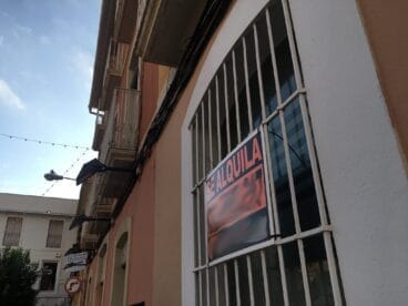 Cartel de Se Alquila en un edificio en Dénia