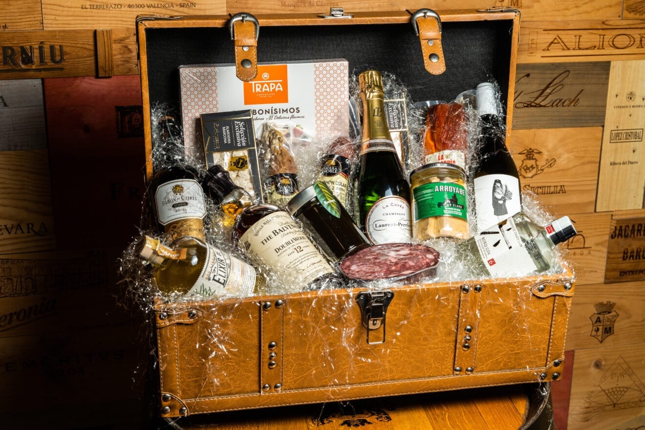 Cestas con vinos, embutidos y conservas para regalar