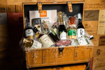 Cestas con vinos, embutidos y conservas para regalar